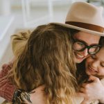 Psychologowie wymienili jedną rzecz, która ich zdaniem utrudnia szczęście starszych